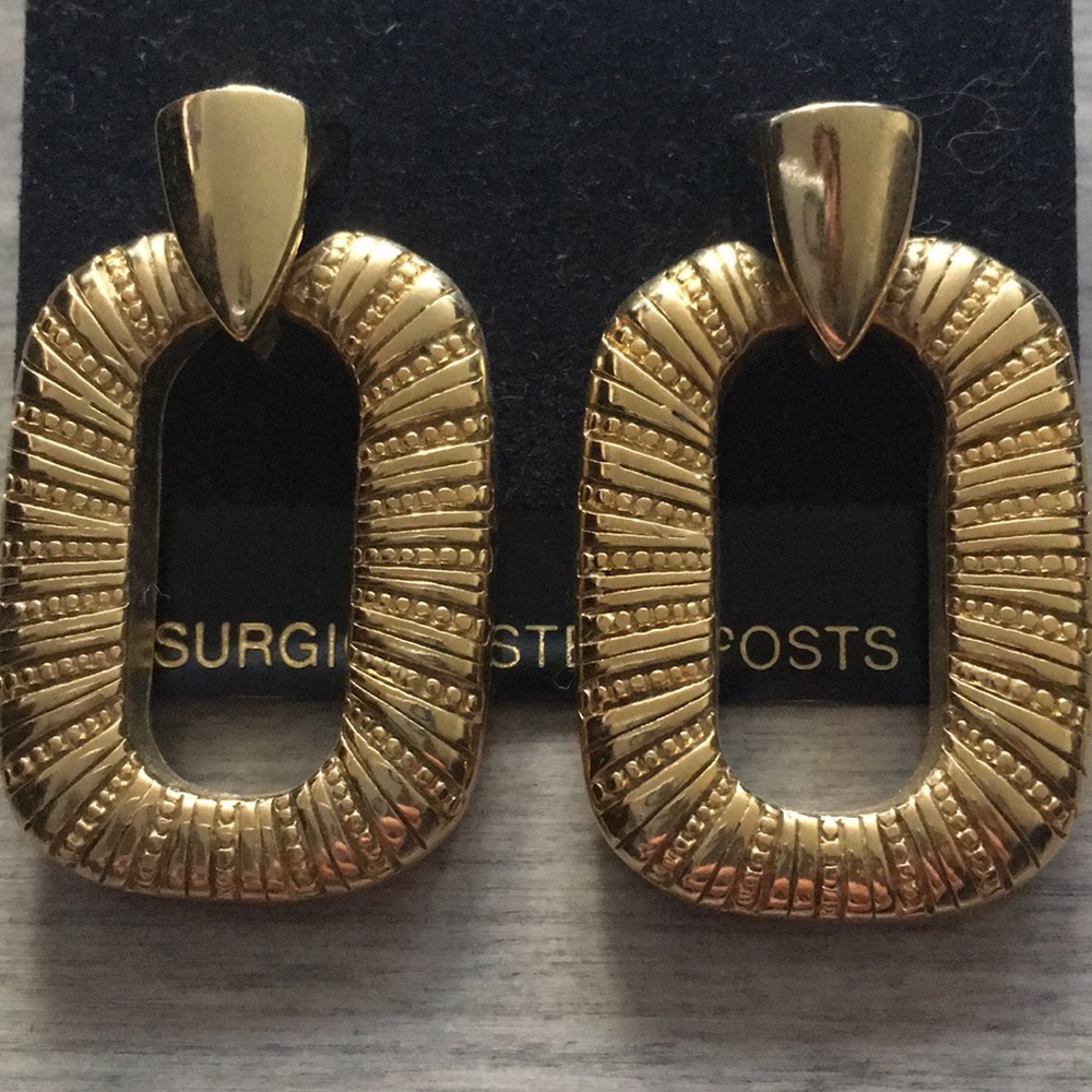 Vintage TAT fashion earrings. Goldtone medal.